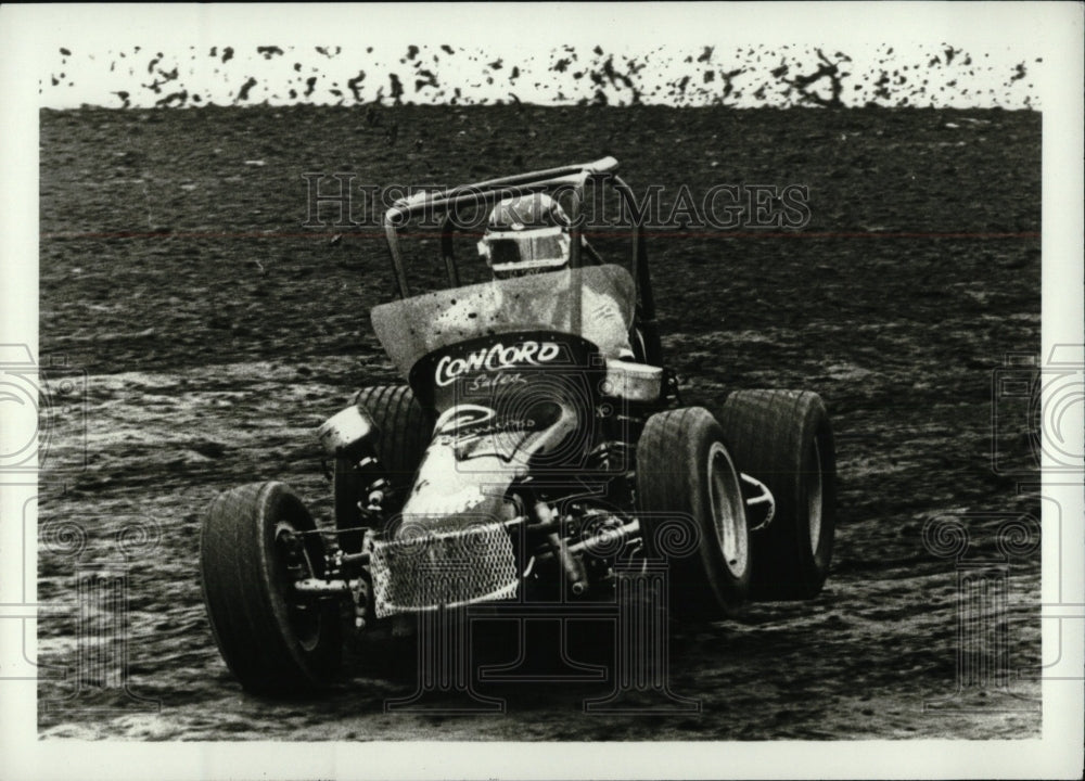 Press Photo Concord tractor farm equipment use field- RSA02443 - Historic Images