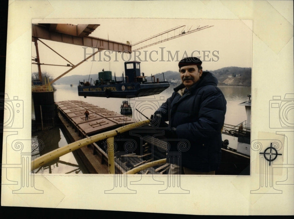 1988 Press Photo Dave Usher oversees work on icy Ohio R- RSA02483 - Historic Images