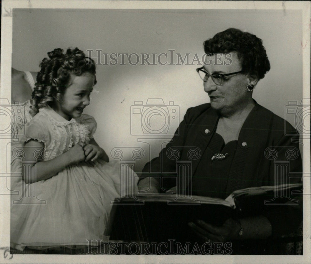 1959 Press Photo Grace Lutgen Teacher Nancy Hills Stude- RSA02757 - Historic Images