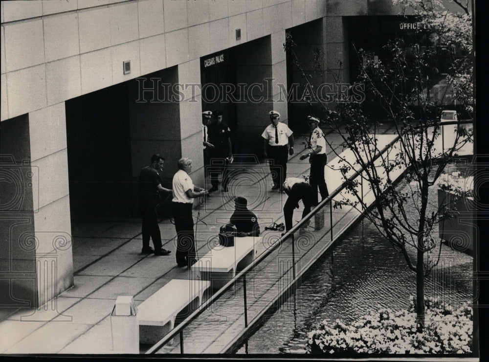 1973 Press Photo John Hancock fireman examine bomb look- RSA03021 - Historic Images