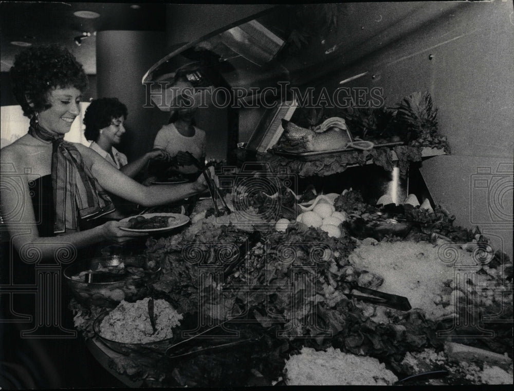 1975 Press Photo Jonathan Livingston Seafood fish Fired - Historic Images