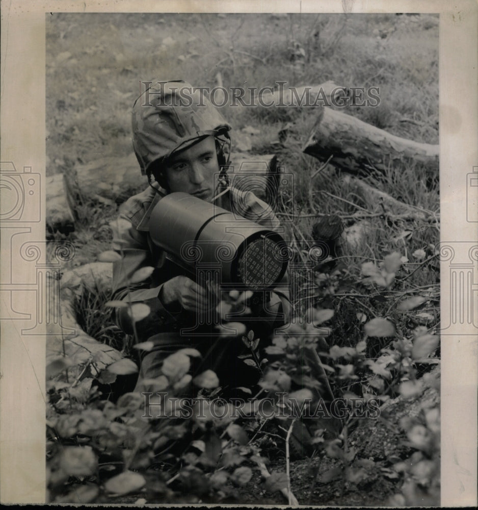 1965 Press Photo Buck Rogers ray gun Dynamics Corp look- RSA03069 - Historic Images