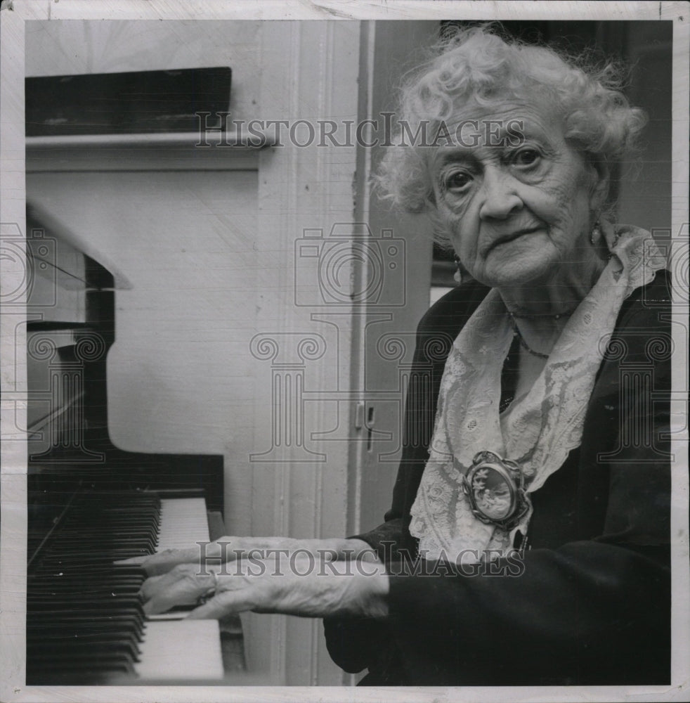 1950 Mary Butler Brown plays piano musical - Historic Images