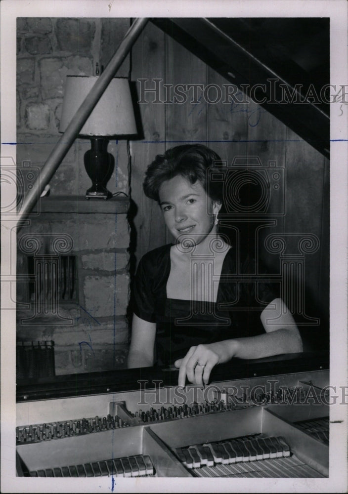 1962 Barbra Hill Pianist Musician - Historic Images