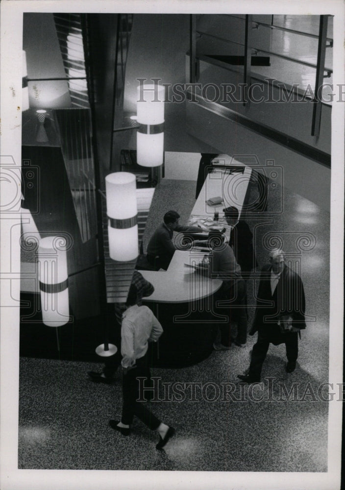 Press Photo Grasselli John Carrol Main Desk Library- RSA04569 - Historic Images