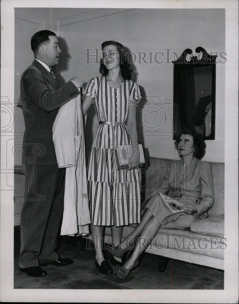 1948 John Carroll talks family member women - Historic Images