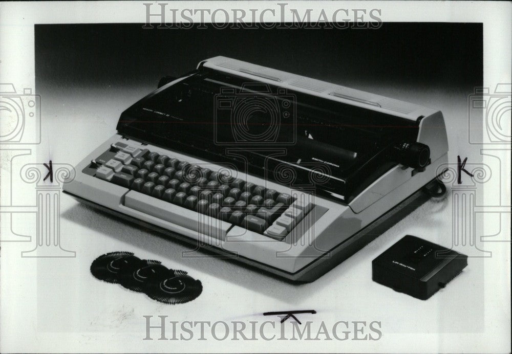 1983 Press Photo 1983 Typewriter which is double as com- RSA05299 - Historic Images