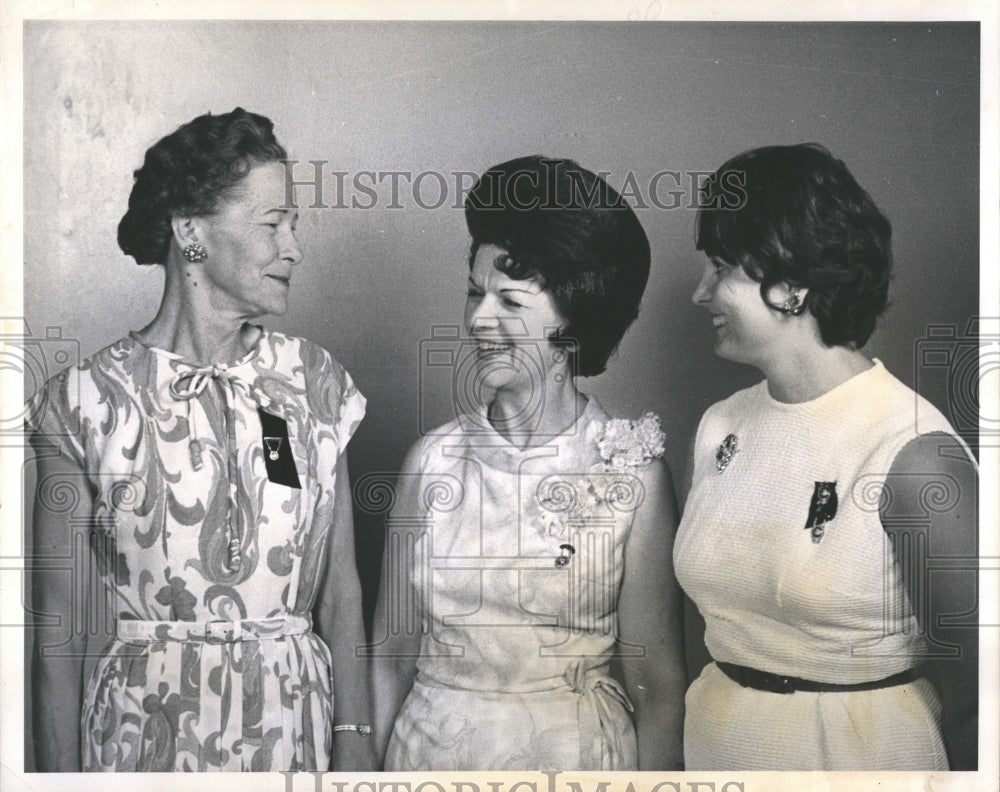 1966 Press Photo May Houston, Margaret C. Burke, and Le- RSA05647 - Historic Images