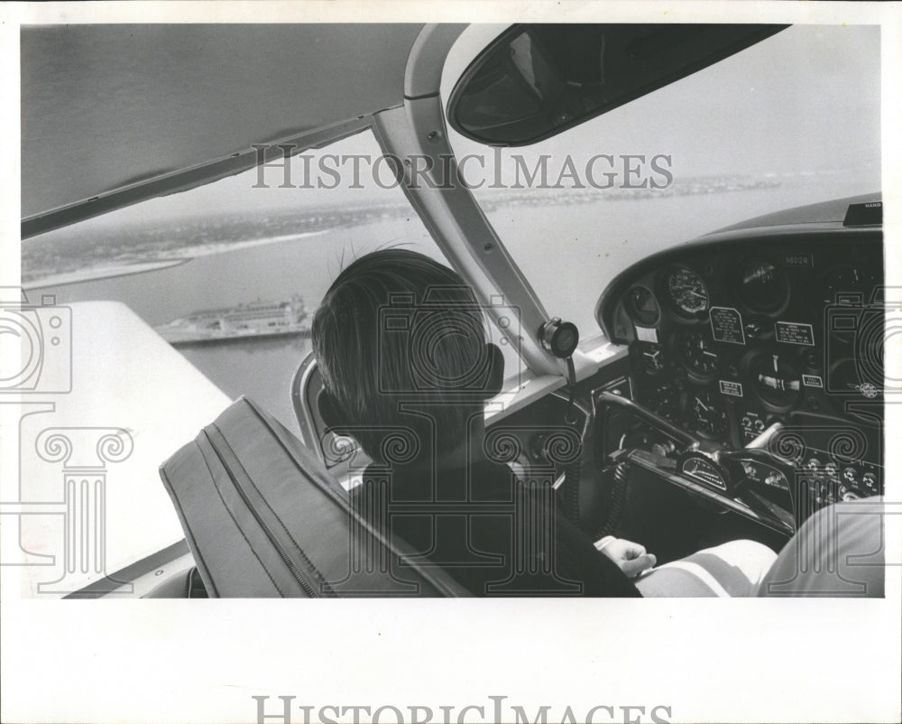 1966 Press Photo John La Bulle Flying Over St. Petersbu- RSA05687 - Historic Images