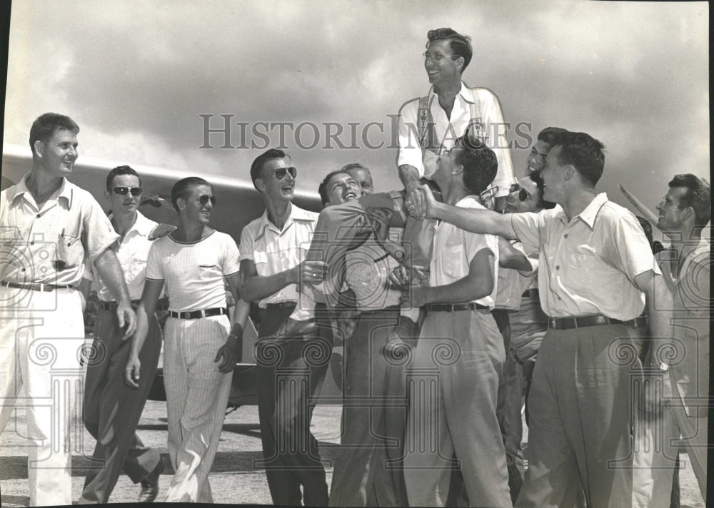 1942 Press Photo Lawrence Moore With Fellow Students- RSA05711 - Historic Images