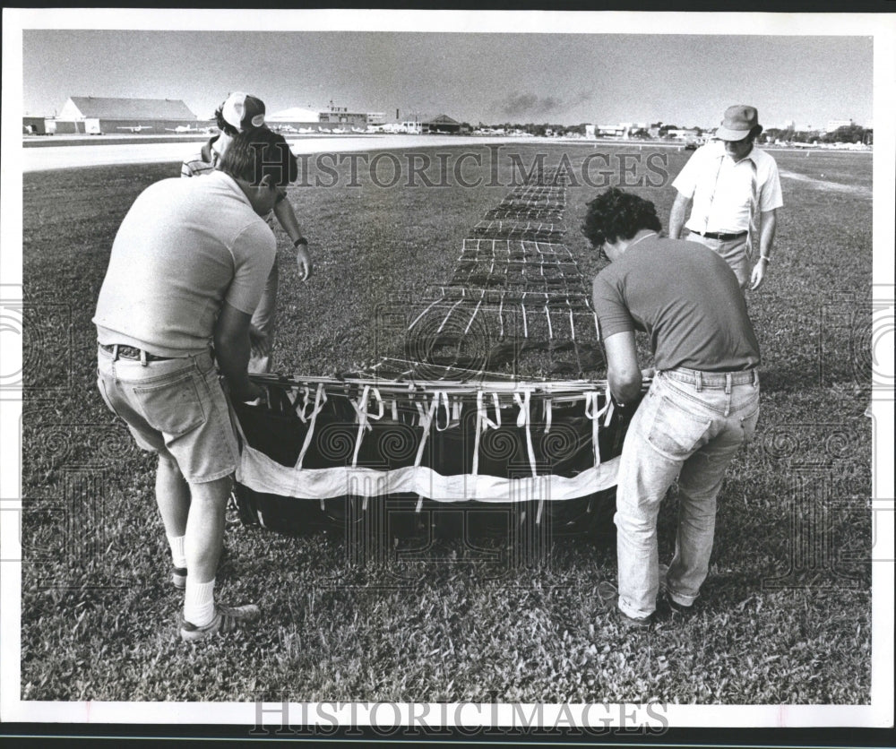 1982 banner day Frank Jackson pilot fly pla - Historic Images