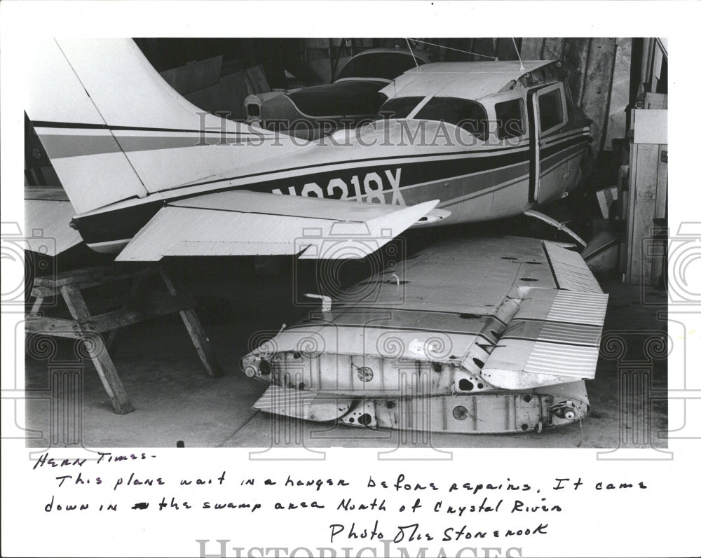 1986 Press Photo plane waits repairs hanger swamp area - Historic Images