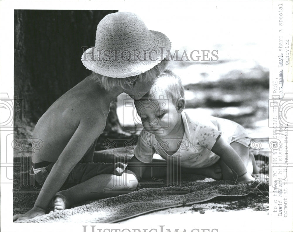 1988 Press Photo world children photographing self expr- RSA05913 - Historic Images