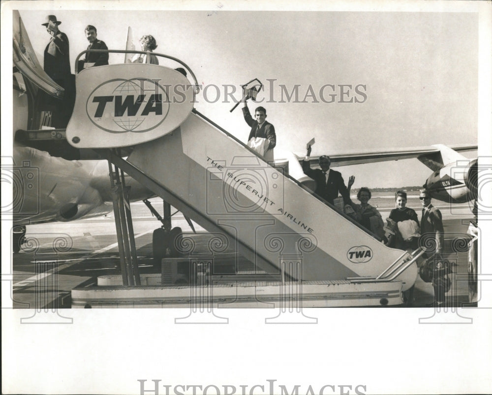 1965 AVIATION PASSENGERS - Historic Images