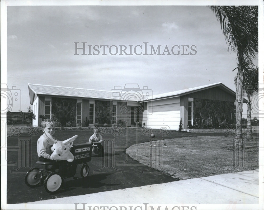 1970 Press Photo Easter Bunny Summer Robbie David Small- RSA06063 - Historic Images