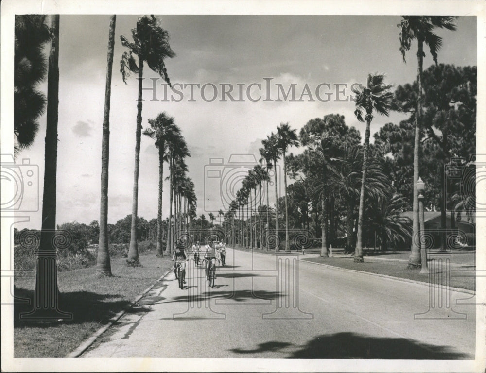 1954 Press Photo Edg Water drive Dane Din Duxedix Stre- RSA06217 - Historic Images