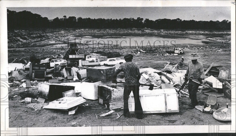 1974 Press Photo Abraham Vander Williams scrap metal Ki- RSA06315 - Historic Images