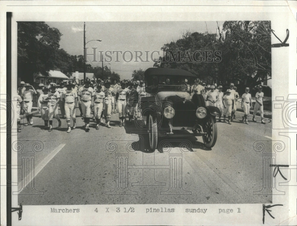 1973 Press Photo Little Leagues Marched Behind A Vintag- RSA06349 - Historic Images