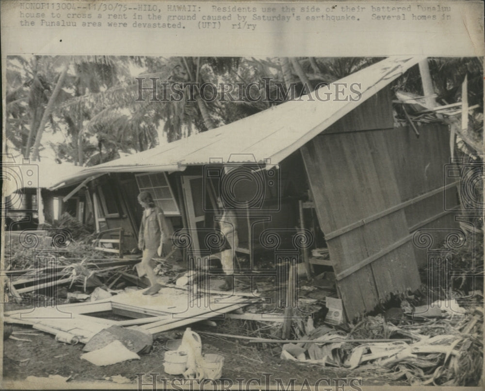 1975 Press Photo battered house after earthquake Hilo H - Historic Images