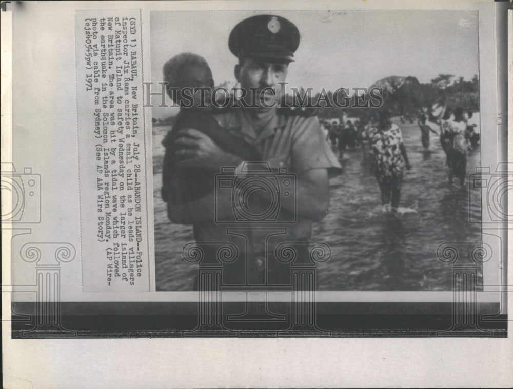 1971 Press Photo Police Inspector Jim Ramm small child- RSA06385 - Historic Images