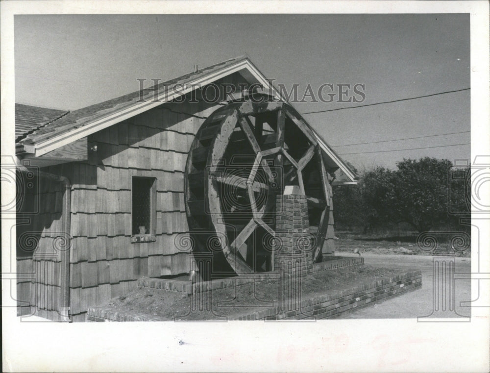 1971 Press Photo rustic wheel slaps water wooden spokes- RSA06441 - Historic Images