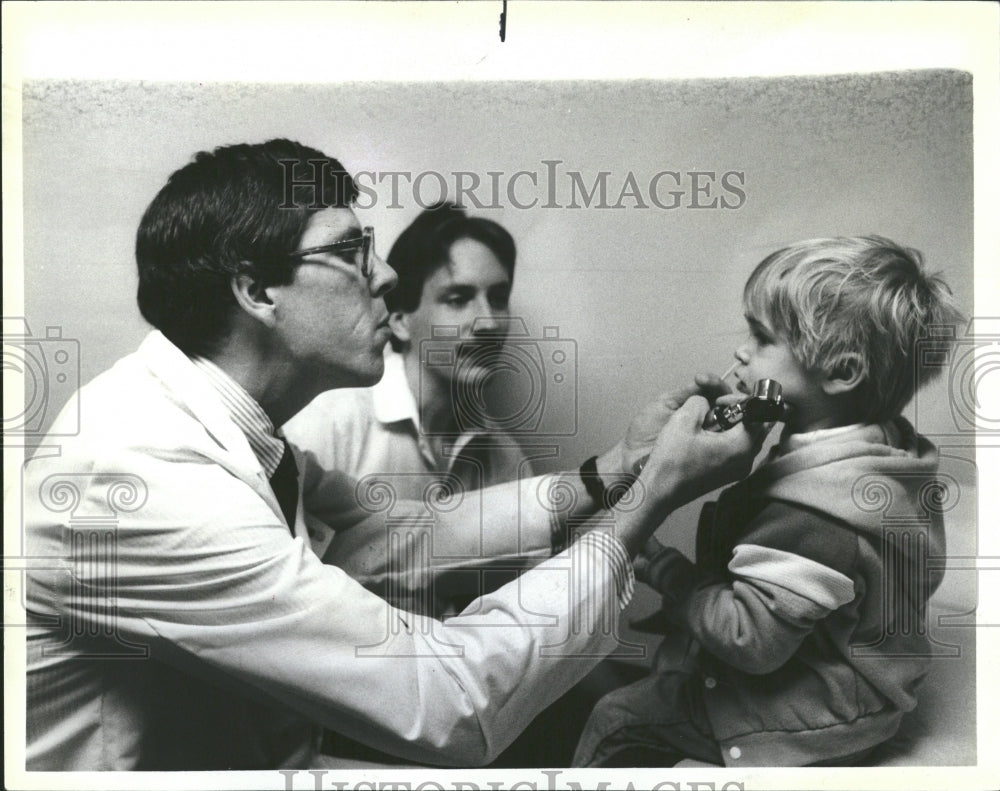 1984 Press Photo Dr. Tom Firestone Examines Kid Northbr - Historic Images