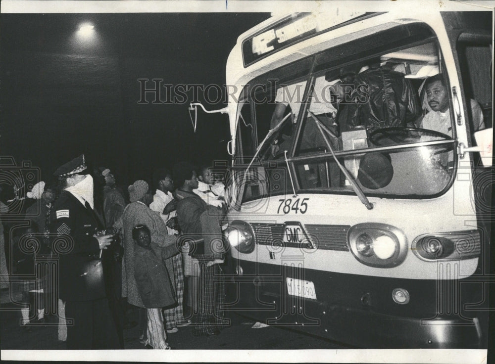 1974 Press Photo Policemen Handkerchief Gas Poisoning F - Historic Images