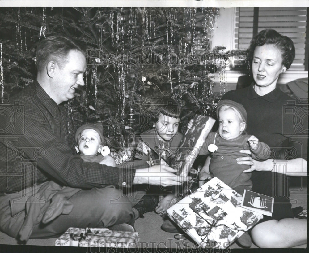 1955 Press Photo Wilfred Norene Andrews hold twins- RSA06507 - Historic Images