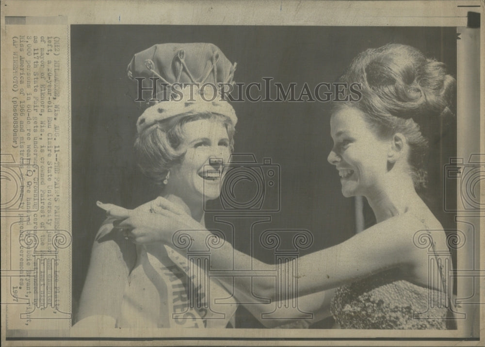 1967 Press Photo Connie Platta crowned Fairest 117th Wi - Historic Images