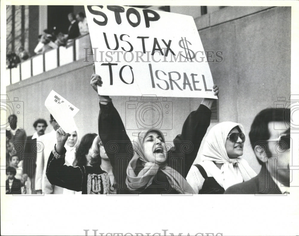 1992, Protester call US aid Israeli consulat- RSA06595 - Historic Images