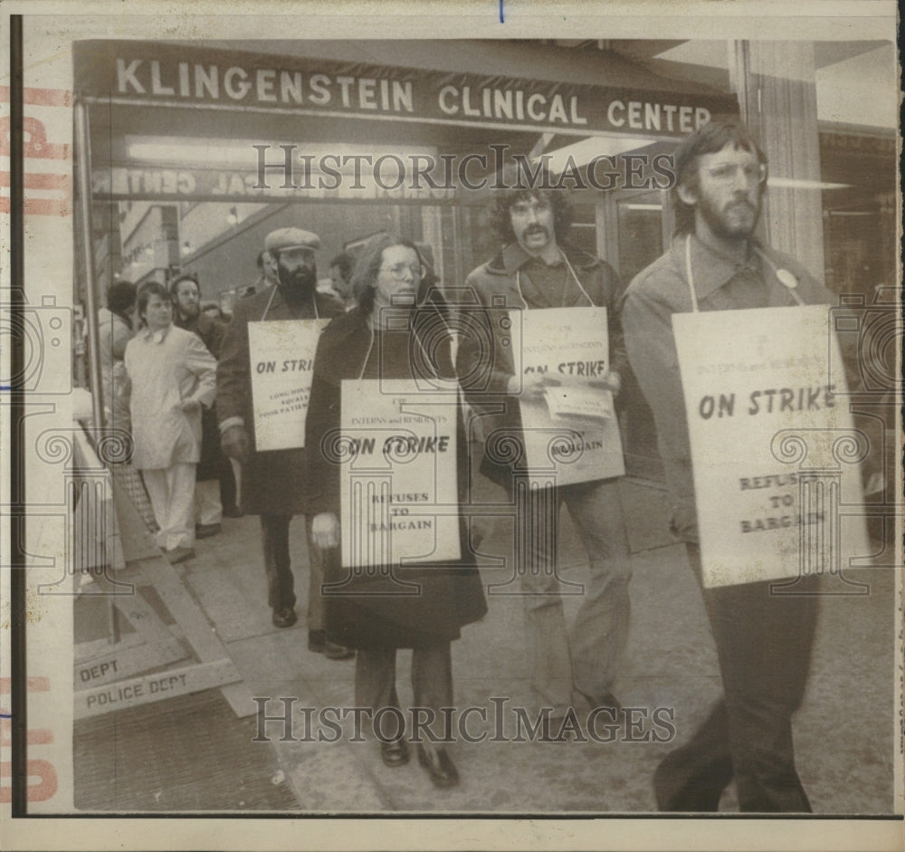 1975 Press Photo New York City Doctors Strike- RSA06609 - Historic Images