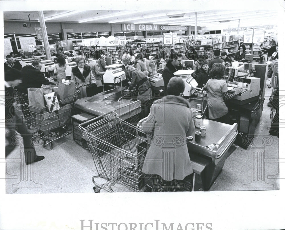 1975 Press Photo Supermarket Shopping Cahier Mrs Jane S RSA06755