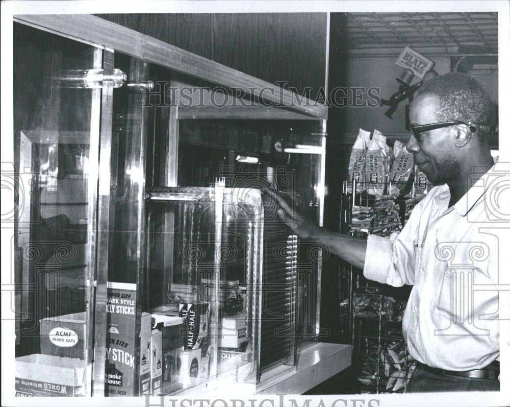 1971 Press Photo Grocery Linwood Grocer Ellis Caraway C- RSA06775 - Historic Images