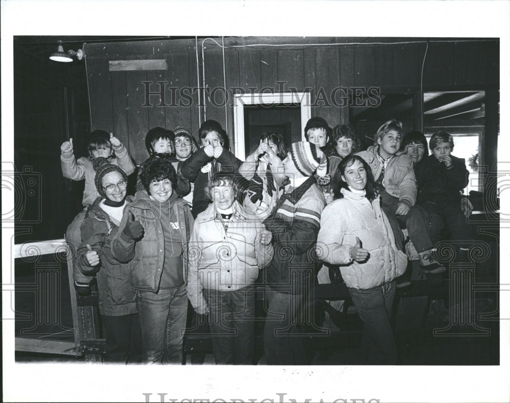 1984 Press Photo Doris Sarns with volunteers- RSA06883 - Historic Images