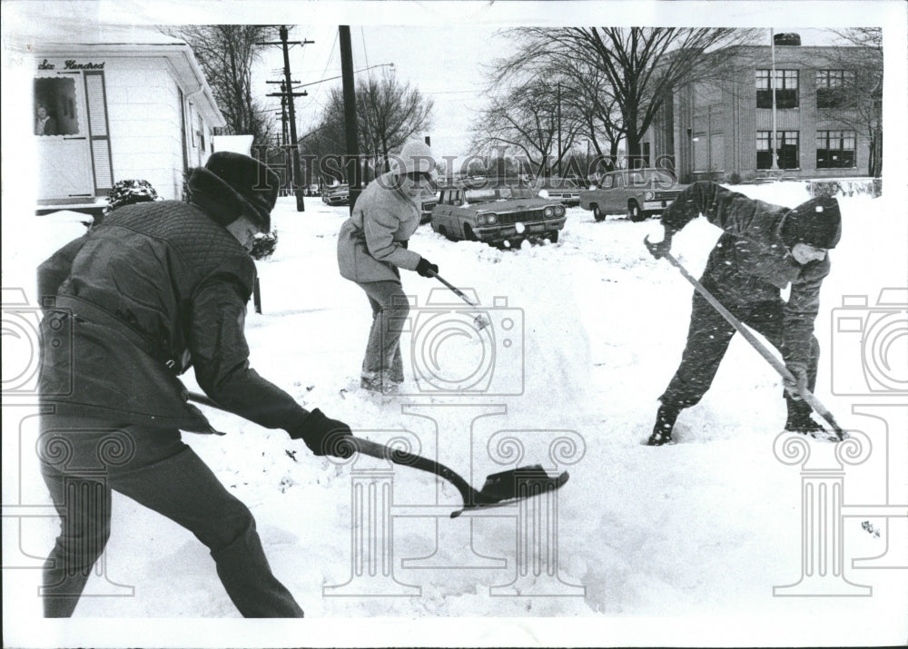 1973 Press Photo Snow Art Mary K. Lee Paul Lee (Hat) o- RSA06931 - Historic Images