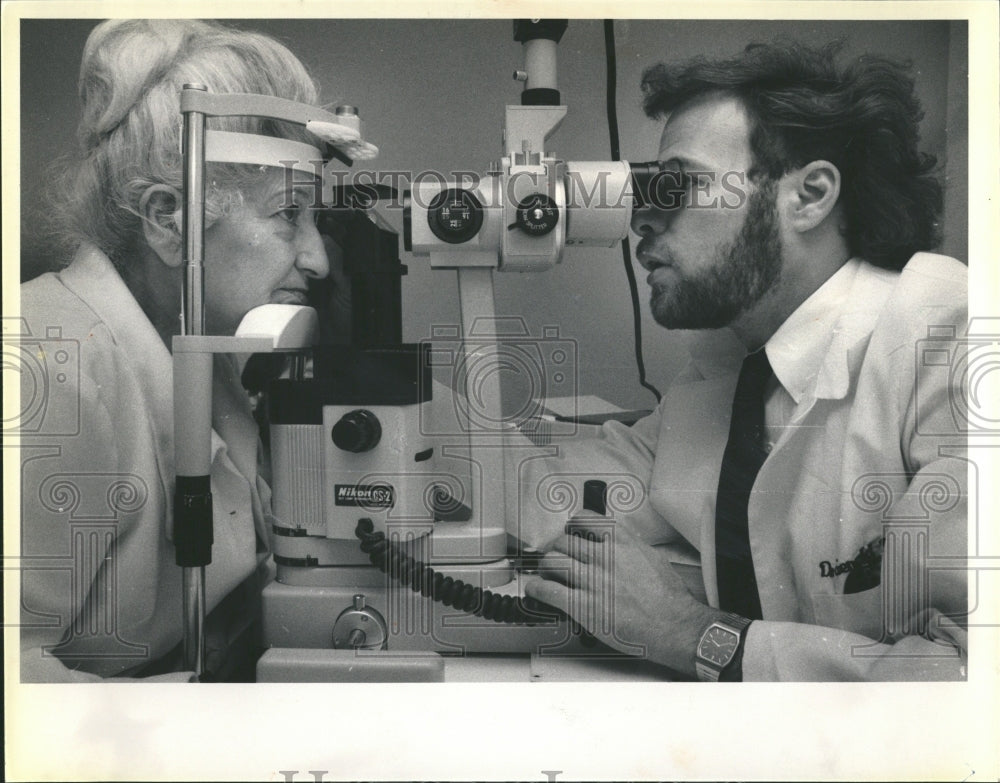 1984 Press Photo Dr. Gerald Horn Using Laser On Mildred- RSA06983 - Historic Images