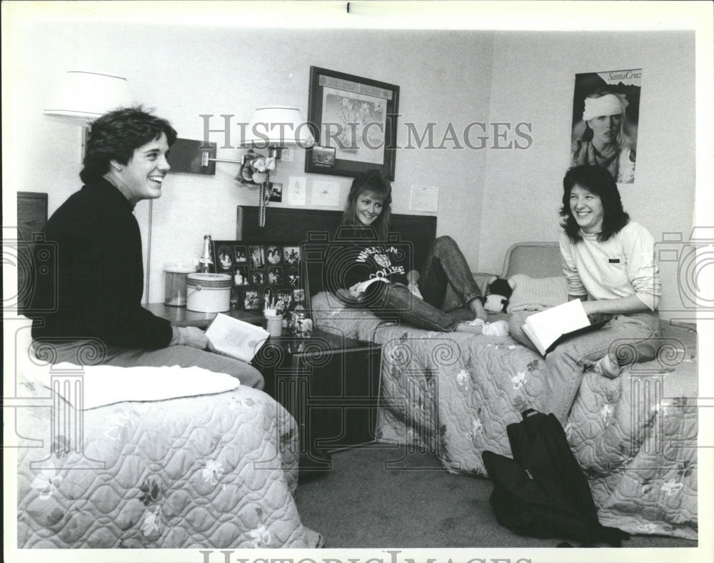 1985 Wheaton Coll Students Living In Hotel - Historic Images