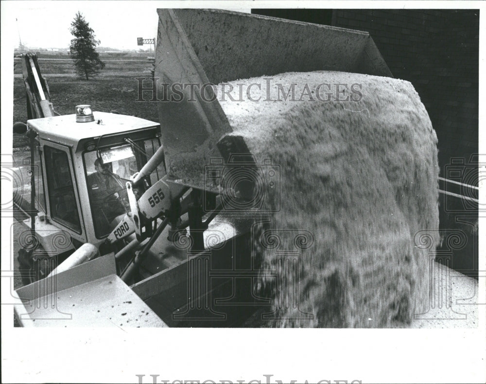 1983 Press Photo Salt Trucks Being Loaded At Southfield - Historic Images