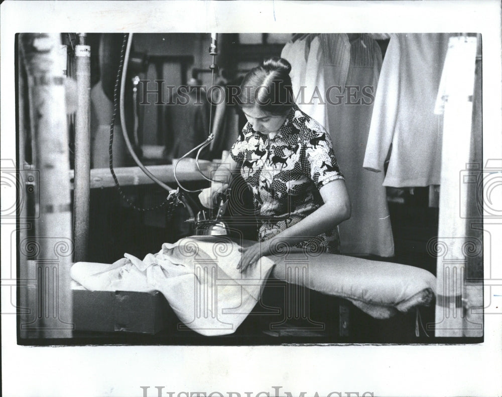 1975 Press Photo Sewing Pressing Garment Factory Equipm- RSA07185 - Historic Images