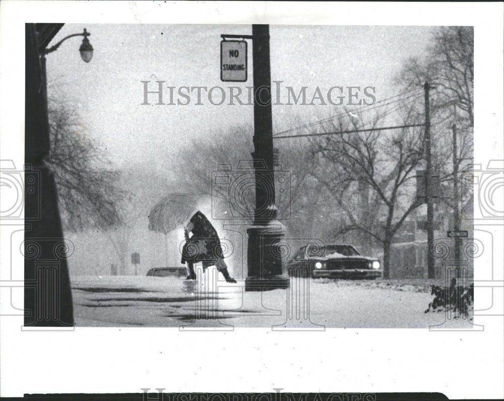 1981 Women Umbrella Lane Over Pass Detroit - Historic Images