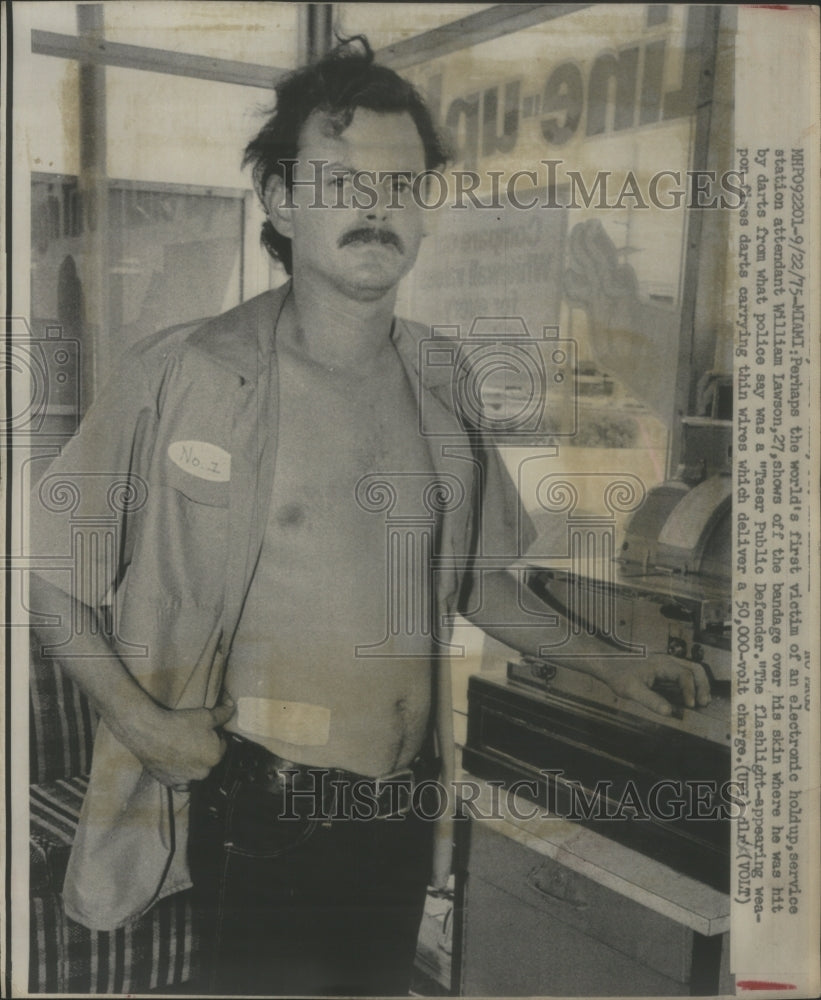 1975 Press Photo Service Station Attendant William Laws- RSA07399 - Historic Images