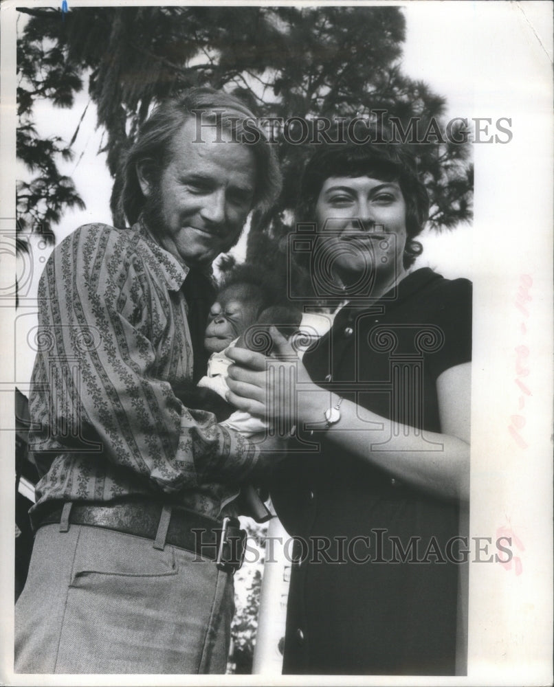 Press Photo Couple beauty baby monkey man shirt flowers- RSA07405 - Historic Images