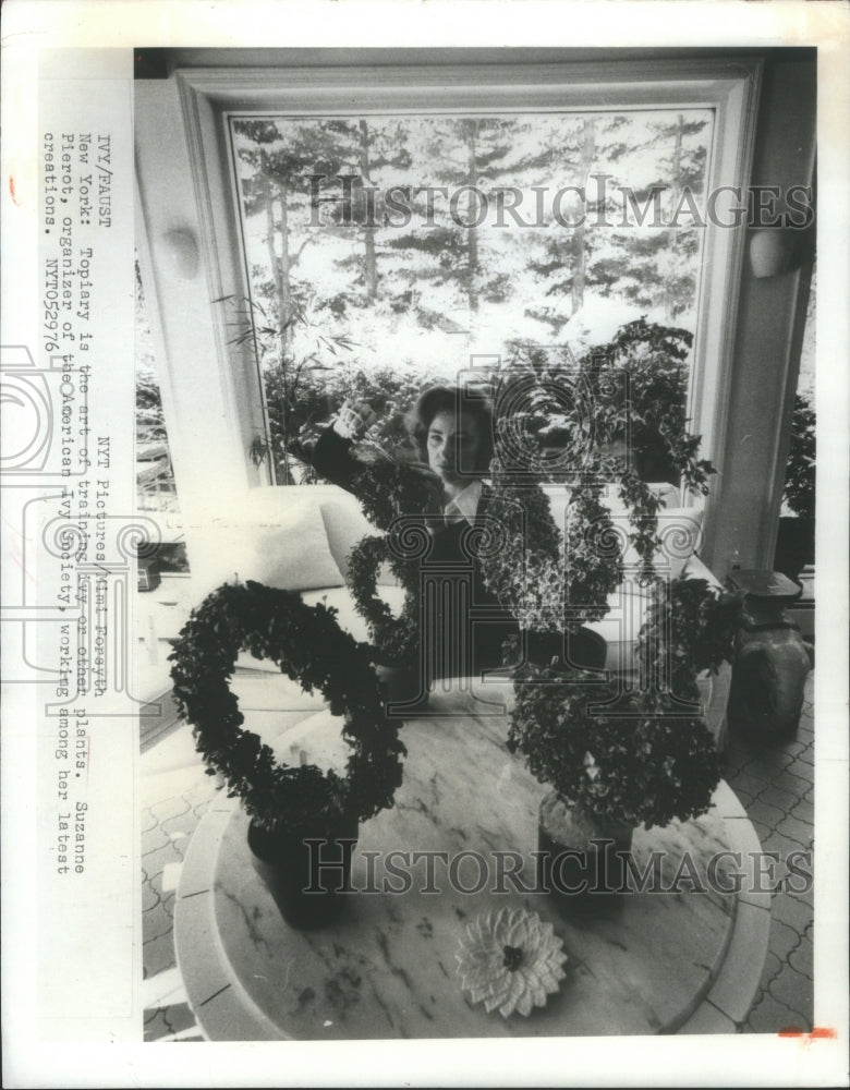 1976 American Ivy Society Suzanne Pierot To - Historic Images