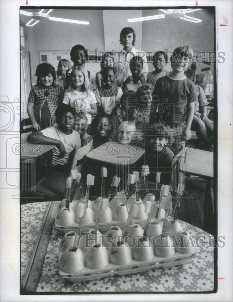 1974 Press Photo Toothbrushes Family Members Rica Do Fe- RSA07423 - Historic Images