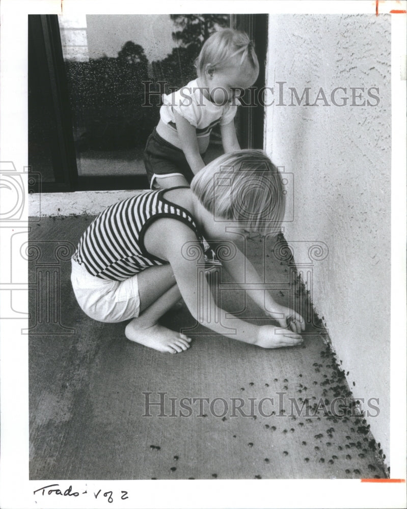 1986 Press Photo Children Shawna And Scott Sande Try To - Historic Images