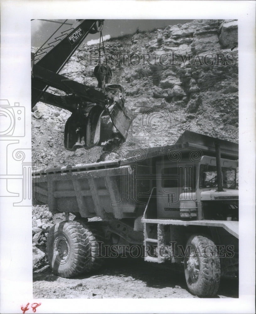 1957 Press Photo Huge Limestone Boulders Hang Over Truc- RSA07521 - Historic Images