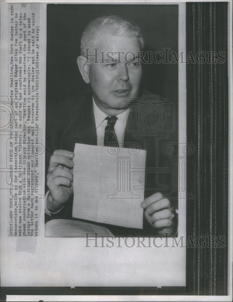 1965 Press Photo New York Dealer Charles Hamilton Holds- RSA07533 - Historic Images