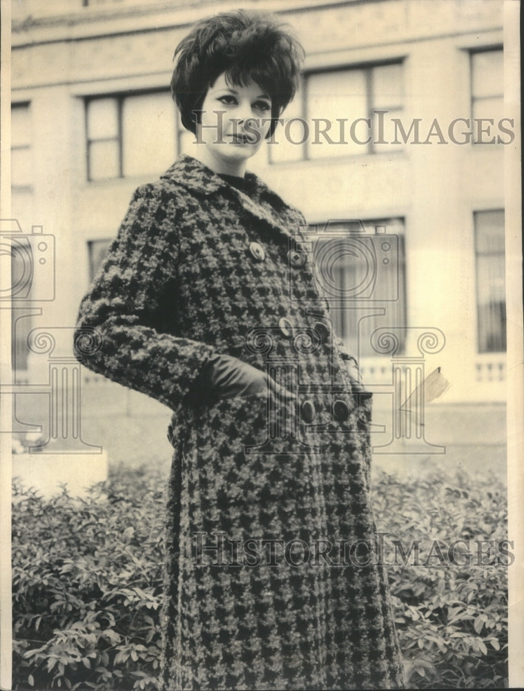 1964 Press Photo Female Model Wearing Hound&#39;s Tooth Che- RSA07989 - Historic Images