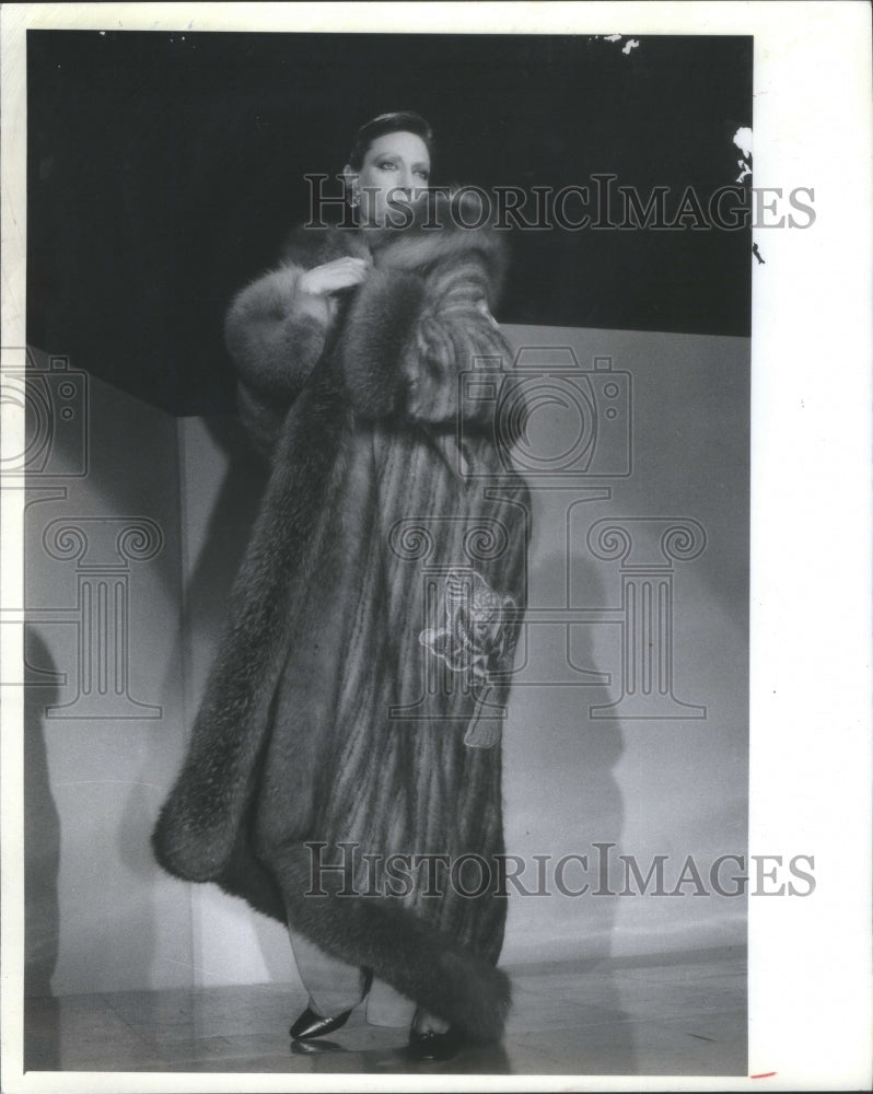 1982 Press Photo Fashion Geoffrey Beene Mohair Coat Red- RSA08241 - Historic Images