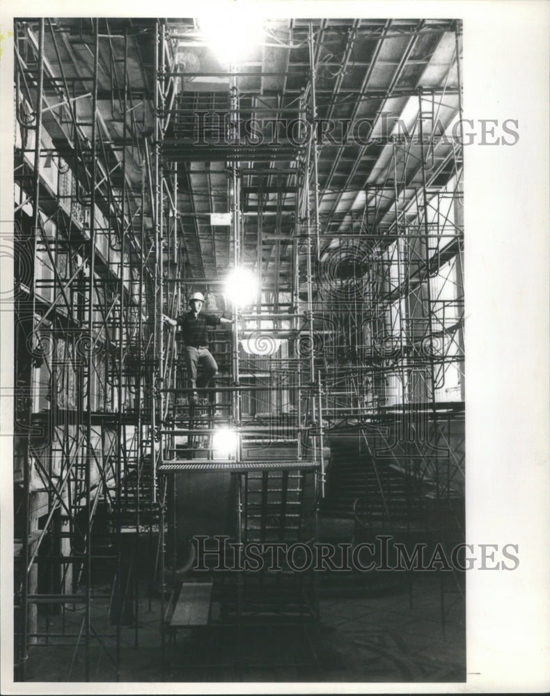 1985 Press Photo Conrad Hilton Hotel Lippi Scaffolding- RSA08455 - Historic Images